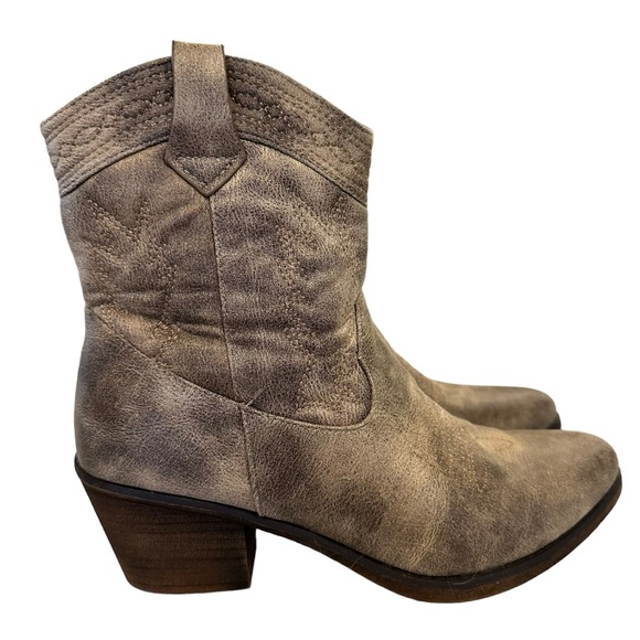 Pierre Dumas Shoes - Pierre Dumas western bootie. Brown size 7.